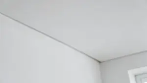 Wykończenie między sufitem a ścianą